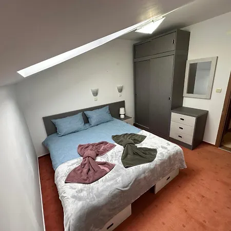 Penthouse 2 Bedroom W Fireplace *